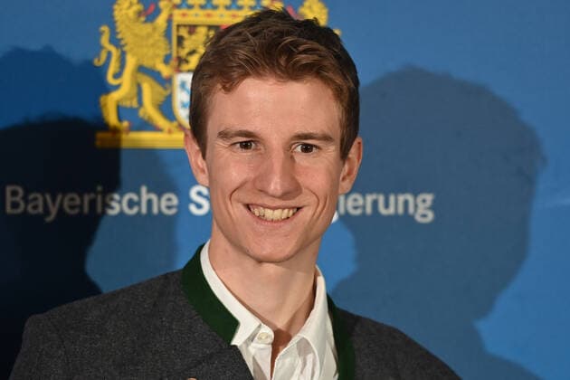Karl GEIGER ski jumper, single image, cropped single image, portrait, portrait, Bavarian Sports Award 2021 in the BMW World, red carpet, red carpet on 06 11 2021