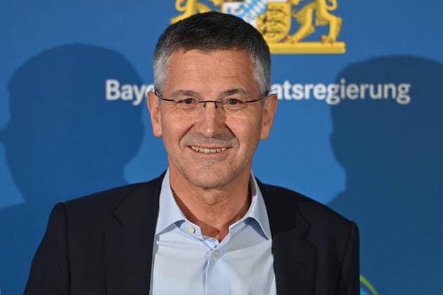 Herbert HAINER President Bayern Muenchen , single image,cropped single image,portrait,portrait,Bavarian Sports Award 2021 in the BMW World,Red Carpet,Red Carpet on 06 11 2021