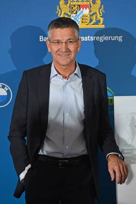 Herbert HAINER president Bavaria Munich single picture, cut single motive, half figure, half figure Bavarian sport price 2021 in the BMW world, red carpet, red carpet on 06 11 2021