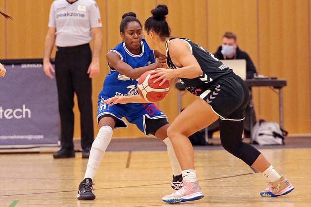 06 11 2021, xovx, Basketball Damen Bundesliga DBBL, BC pharmaserv Marburg Rheinland Lions v l Tonisha Baker BC pharmaserv Marburg , Taylor Wurtz Purifoy Rheinland Lions Marburg Georg Gaßmann Halle Hessen Germany DE