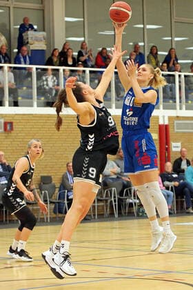 06 11 2021, xovx, Basketball Damen Bundesliga DBBL, BC pharmaserv Marburg Rheinland Lions v l Joyce Cousseins Smith Rheinland Lions , Rowie Jongeling Rheinland Lions , Hanna Crymble BC pharmaserv Marburg Marburg Georg Gaßmann Halle Hessen Deutschland DE