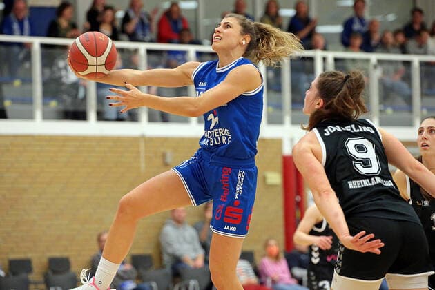 06 11 2021, xovx, Basketball Damen Bundesliga DBBL, BC pharmaserv Marburg Rheinland Lions v l Theresa Simon BC pharmaserv Marburg , Rowie Jongeling Rheinland Lions Marburg Georg Gaßmann Halle Hessen Deutschland DE