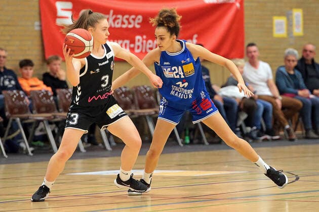 06 11 2021, xovx, Basketball Damen Bundesliga DBBL, BC pharmaserv Marburg Rheinland Lions v l Jienke de Leyn Rheinland Lions , Selma Yesilova BC pharmaserv Marburg Marburg Georg Gaßmann Halle Hessen Germany DE