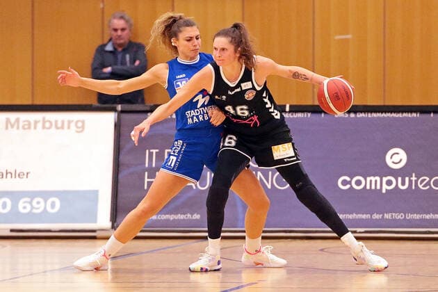 06 11 2021, xovx, Basketball Damen Bundesliga DBBL, BC pharmaserv Marburg Rheinland Lions v l Theresa Simon BC pharmaserv Marburg , Romy Bär Rheinland Lions Marburg Georg Gaßmann Halle Hessen Deutschland DE