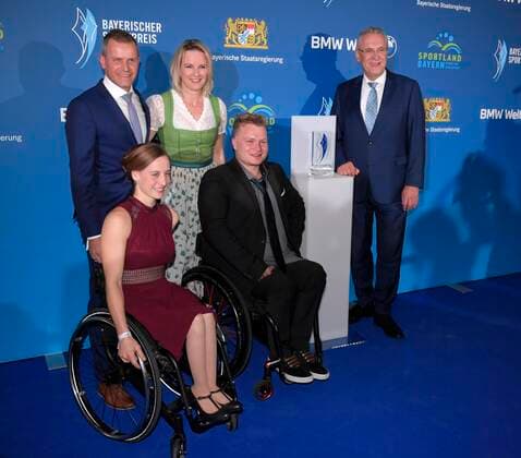 06 11 2021, Bavarian Sports Award 2021 ceremony at the BMW World in Munich, red carpet before the gala, from left to right Tobias Angerer, Hilde Gerg, Anna Schaffelhuber and skier Nikolai Sommer Jetzt erst recht prize with Sports and Interior Minister Joachim Herrmann