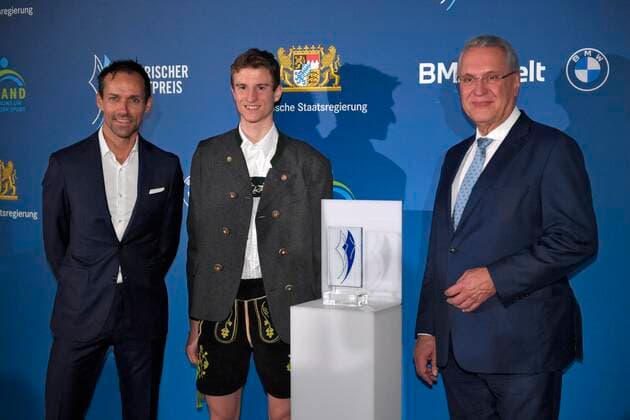 06 11 2021, Bavarian Sports Award 2021 in the BMW World Munich, red carpet before the gala, from left ex ski jumper Sven Hannawald, world champion ski jumper Karl Geiger with Sports and Interior Minister Joachim Herrmann