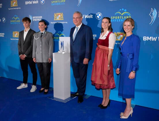 06 11 2021, Bavarian Sports Award 2021 in the BMW World Munich, red carpet before the gala, from left Taliso Engel, Lisa Brennauer, Sports and Interior Minister Joachim Herrmann, Ricarda Funk and Jessica Bredow Werndl