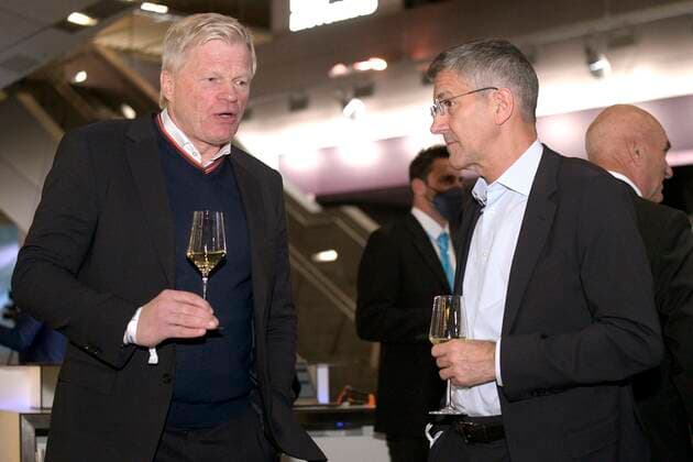 06 11 2021, Bavarian Sports Award 2021 ceremony at the BMW World in Munich, red carpet before the gala, from left