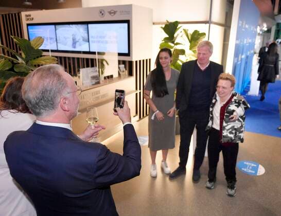 06 11 2021, Bavarian Sports Award 2021 ceremony at BMW World Munich, red carpet before the gala, left Chairman of the Board Karl Heinz Rummenigge FC Bayern Munich photographs Board member Oliver Kahn 2 v right, Bayern Munich for Josia Tim Alexander Topf right, Paralympics swimmer and physiotherapist Vanessa Göldner left