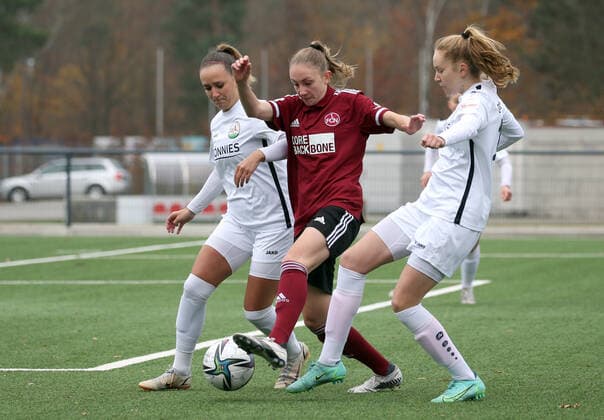 07 11 2021 Football Season 2021 2022 2 Women Football Bundesliga 08 Matchday 1 FC Nürnberg FCN Club FSV Gütersloh 2009 Sportfoto Zink DaMa Melanie Schuster 7, FSV Gütersloh Nadja Burkard 22, 1 FC Nürnberg FCN Ronja Leubner 19,FSV Gütersloh
