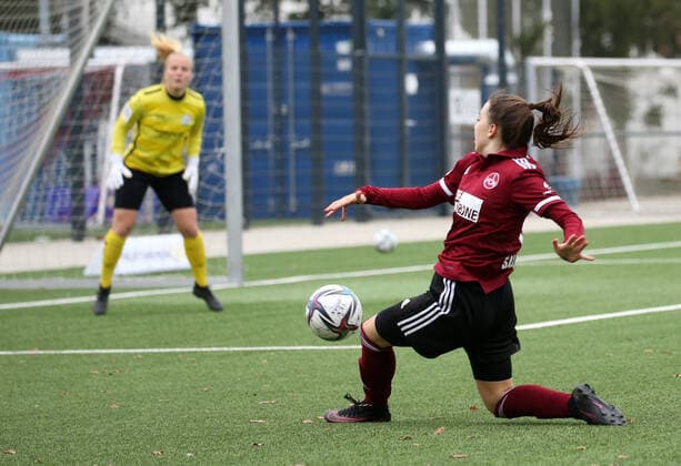 07 11 2021 Football Season 2021 2022 2 Women Football Bundesliga 08 Matchday 1 FC Nürnberg FCN Club FSV Gütersloh 2009 Sportfoto Zink DaMa Rebekka Salfelder 15, 1 FC Nürnberg FCN with goal shot gg Sarah Rolle 26, FSV Gütersloh