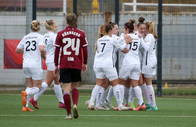 07 11 2021 Football Season 2021 2022 2 Women Football Bundesliga 08 Matchday 1 FC Nürnberg FCN Club FSV Gütersloh 2009 Sportfoto Zink DaMa Jubel Freude Torjubel nach Tor zum 0 2 Shpresa Aradini 17, FSV Gütersloh und Team jubelt freut sich Torschütze Shpresa Aradini 17, FSV Gütersloh
