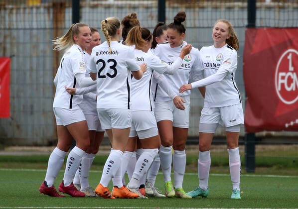 07 11 2021 Football Season 2021 2022 2 Women Football Bundesliga 08 Matchday 1 FC Nürnberg FCN Club FSV Gütersloh 2009 Sportfoto Zink DaMa Jubel Freude Torjubel nach Tor zum 0 2 Shpresa Aradini 17, FSV Gütersloh und Team jubelt freut sich Torschütze Shpresa Aradini 17, FSV Gütersloh