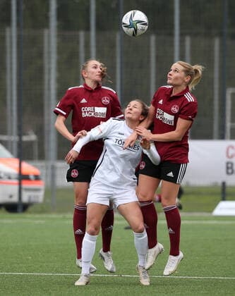 07 11 2021 Football Season 2021 2022 2 Women Football Bundesliga 08 Matchday 1 FC Nürnberg FCN Club FSV Gütersloh 2009 Sportfoto Zink DaMa Nadja Burkard 22, 1 FC Nürnberg FCN Noreen Günnewig 14, FSV Gütersloh Kerstin Bogenschütz Bogenschuetz 8, 1 FC Nürnberg FCN