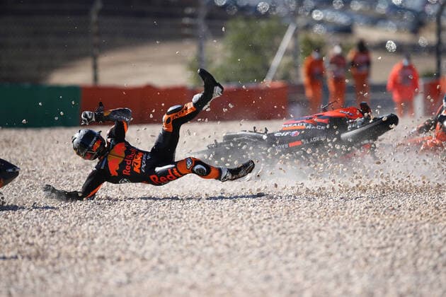 Bilder des Jahres 2021, Sport 11 November Sport Themen der Woche KW44 Sport Bilder des Tages GRANDE PREMIO DO ALGARVE, 07 11 2021 Local hero 88 Miguel Oliveira, Red Bull KTM Factory Racing is taken out by 27 Iker Lecuona, Spanish: Red Bull KTM Tech3 during the Moto3 race at Brembo Algarve Grand Prix at the Algarve International Circuit, Portimao, Portugal on 7 November 2021 Editorial Use Only Copyright: xGrahamxHoltx ESM-0225-0010