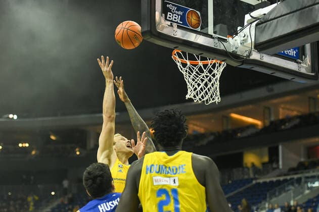07 11 2021, xlakx, Basketball BBL, Alba Berlin SYNTAINICS MBC emspor, v l Luke Sikma Alba Berlin No 43 Berlin