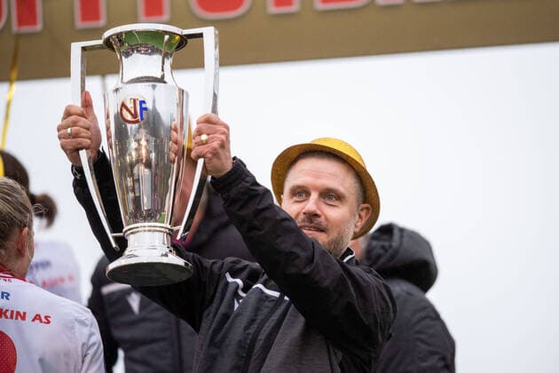 211107 Alexander Straus, head coach of Sandviken, with trophy after the Toppserien football match between Sandviken and Klepp on November 7, 2021 in Bergen Photo Marius Simensen BILDBYRAN Cop 238 bbeng dam football fotball fotboll klepp sandviken tfk toppserien jubel,  Copyright: MARIUSxSIMENSEN BB211107BB511