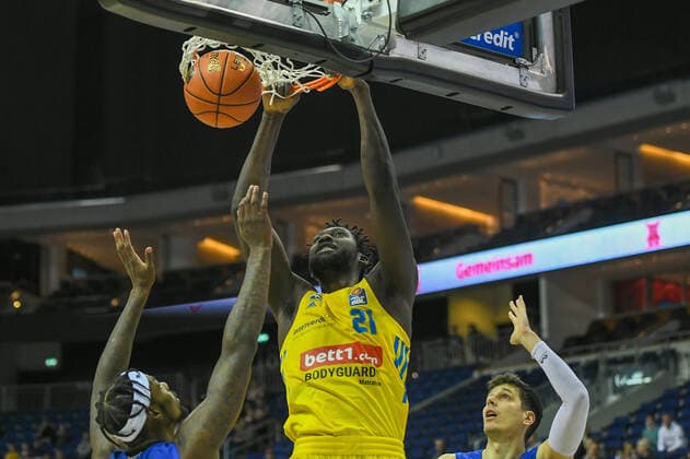 07 11 2021, xlakx, Basketball BBL, Alba Berlin SYNTAINICS MBC emspor, v l Christ Koumadje Alba Berlin No 21 Berlin