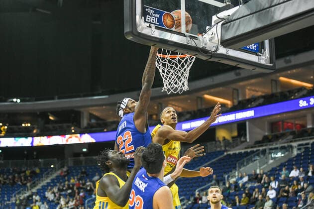 07 11 2021, xlakx, Basketball BBL, Alba Berlin SYNTAINICS MBC emspor, v l Chris Coffey Syntainics MBC No 22 ,Louis Olinde Alba Berlin No 19 Berlin.