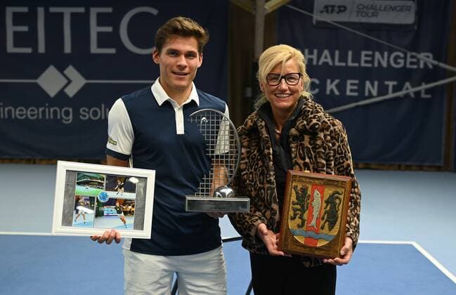 07 11 2021 Tennis ATP Challenger Tour Challenger Eckental Int German Tennis Indoor Championships Final Daniel Masur GER with Ilse Dölle First Mayoress Markt Eckental Winner Winners