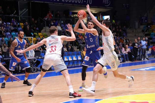 Fraport Skyliners brose Bamberg, easyCredit BBL Lukas Wank Fraport Skyliners, 0 against Patrick Heckmann brose Bamberg, 33 and Omar Prewitt brose Bamberg, 4 Basketball match of the easyCredit BBL between Fraport Skyliners and brose Bamberg on 7 November 2021 at Fraport Arena in Frankfurt am Main , Frankfurt am Main Hesse Germany Fraport Arena