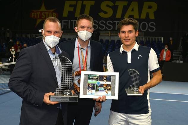 07 11 2021 Tennis ATP Challenger Tour Challenger Eckental Int German Tennis Indoor Championships Final from left Marcus Slany Tournament Director Fabian Reisch Organisation Tournament Daniel Masur GER Winner Winner