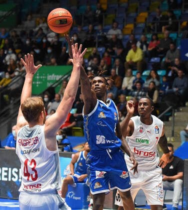 07 11 2021, xhbx, Basketball BBL Bundesliga, Frankfurt Skyliners Brose Bamberg emspor, v l Christian Sengfelder Brose Baskets Bamberg , Brancou Badio Fraport Skyliners Frankfurt DFL DFB REGULATIONS PROHIBIT ANY USE OF PHOTOGRAPHS as IMAGE SEQUENCES and or QUASI VIDEO Frankfurt am Main