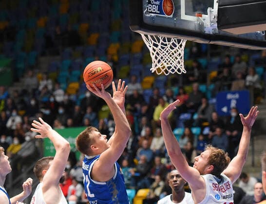 07 11 2021, xhbx, Basketball BBL Bundesliga, Frankfurt Skyliners Brose Bamberg emspor, v l dsb21 DFL DFB REGULATES PROHIBIT ANY USE OF PHOTOGRAPHS as IMAGE SEQUENCES and or QUASI VIDEO Frankfurt am Main