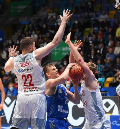 07 11 2021, xhbx, Basketball BBL Bundesliga, Frankfurt Skyliners Brose Bamberg emspor, v l Martinas Geben Brose Baskets Bamberg , Lorenz Brenneke Fraport Skyliners Frankfurt , Patrick Heckmann Brose Baskets Bamberg DFL DFB REGULATIONS PROHIBIT ANY USE OF PHOTOGRAPHS as IMAGE SEQUENCES and or QUASI VIDEO Frankfurt am Main