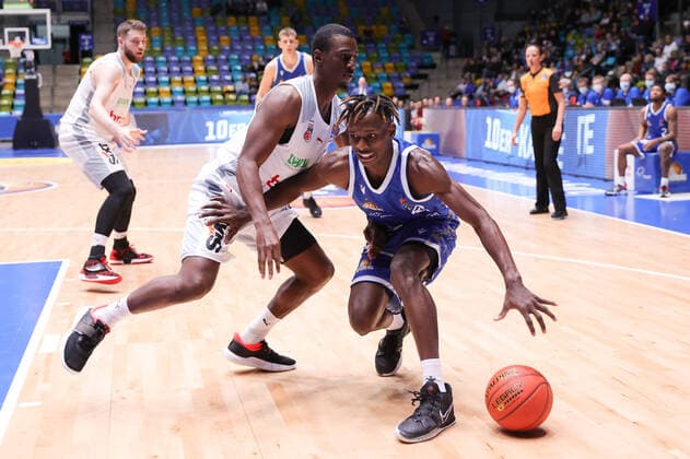 Fraport Skyliners brose Bamberg, easyCredit BBL Brancou Badio Fraport Skyliners, 8 vs Shannon Scott brose Bamberg, 7 Basketball match of the easyCredit BBL between Fraport Skyliners and brose Bamberg on 7 November 2021 at Fraport Arena in Frankfurt am Main , Frankfurt am Main Hesse Germany Fraport Arena