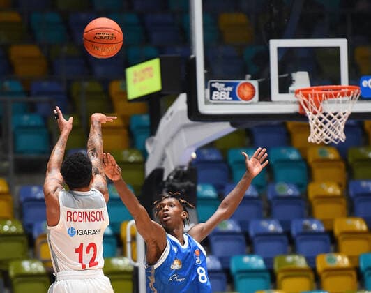 07 11 2021, xhbx, Basketball BBL Bundesliga, Frankfurt Skyliners Brose Bamberg emspor, v l Justin Robinson Brose Baskets Bamberg , Brancou Badio Fraport Skyliners Frankfurt DFL DFB REGULATIONS PROHIBIT ANY USE OF PHOTOGRAPHS as IMAGE SEQUENCES and or QUASI VIDEO Frankfurt am Main