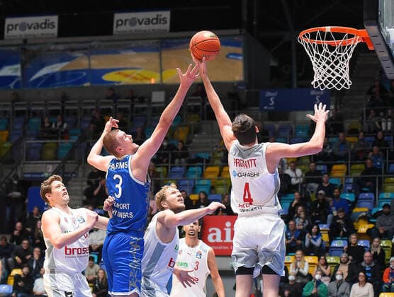 07 11 2021, xhbx, Basketball BBL Bundesliga, Frankfurt Skyliners Brose Bamberg emspor, v l Matt Haarms Fraport Skyliners Frankfurt , Omar Prewitt Brose Baskets Bamberg DFL DFB REGULATIONS PROHIBIT ANY USE OF PHOTOGRAPHS as IMAGE SEQUENCES and or QUASI VIDEO Frankfurt am Main