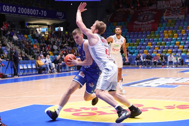 Fraport Skyliners brose Bamberg, easyCredit BBL Lorenz Brenneke Fraport Skyliners, 21 vs Christian Sengfelder brose Bamberg, 43 easyCredit BBL basketball match between Fraport Skyliners and brose Bamberg on 7 November 2021 at Fraport Arena in Frankfurt am Main , Frankfurt am Main Hesse Germany Fraport Arena