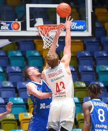 07 11 2021, xhbx, Basketball BBL Bundesliga, Frankfurt Skyliners Brose Bamberg emspor, v l Matt Haarms Fraport Skyliners Frankfurt , Christian Sengfelder Brose Baskets Bamberg DFL DFB REGULATIONS PROHIBIT ANY USE OF PHOTOGRAPHS as IMAGE SEQUENCES and or QUASI VIDEO Frankfurt am Main