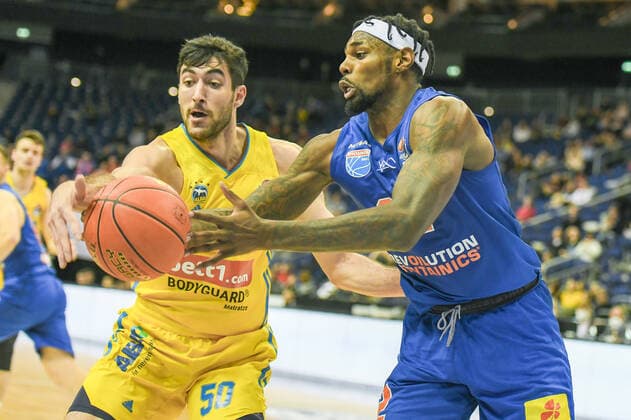 07 11 2021, xlakx, Basketball BBL, Alba Berlin SYNTAINICS MBC emspor, v l Yovel Zoosman Alba Berlin No 50 ,Chris Coffey Syntainics MBC No 22 Berlin