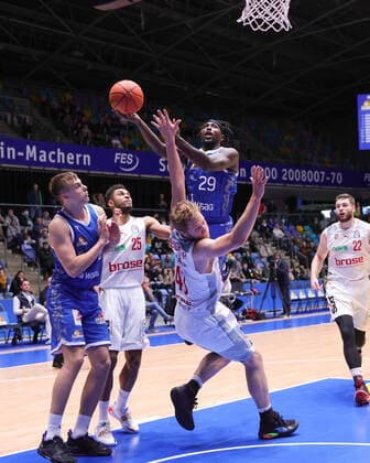 Fraport Skyliners brose Bamberg, easyCredit BBL Will Cherry Fraport Skyliners, 29 rises high to the basket, Christian Sengfelder brose Bamberg, 43 defends left Lorenz Brenneke Fraport Skyliners, 21 and Kenneth Ogbe brose Bamberg, 25 Basketball match of the easyCredit BBL between Fraport Skyliners and brose Bamberg on 7 November 2021 at Fraport Arena in Frankfurt am Main , Frankfurt am Main Hesse Germany Fraport Arena