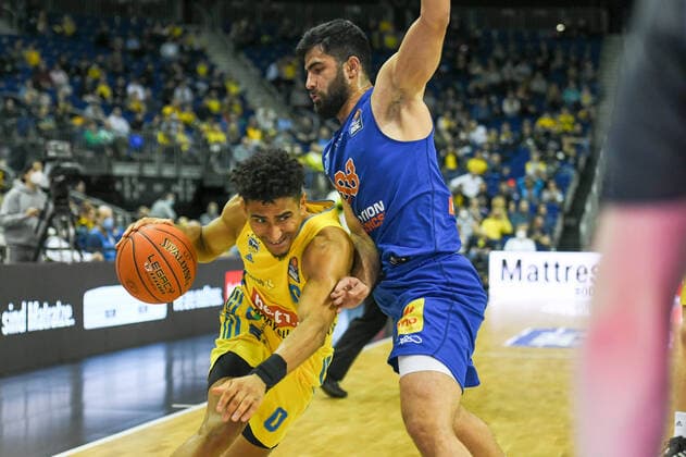 07 11 2021, xlakx, Basketball BBL, Alba Berlin SYNTAINICS MBC emspor, v l Maodo Lo Alba Berlin No 0 ,Behnam Yakhchali Syntainics MBC No 88 Berlin.