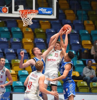 07 11 2021, xhbx, Basketball BBL Bundesliga, Frankfurt Skyliners Brose Bamberg emspor, v l Christian Sengfelder Brose Baskets Bamberg , Matt Haarms Fraport Skyliners Frankfurt , Patrick Heckmann Brose Baskets Bamberg , Len Adam Schoormann Fraport Skyliners Frankfurt DFL DFB REGULATIONS PROHIBIT ANY USE OF PHOTOGRAPHS as IMAGE SEQUENCES and or QUASI VIDEO Frankfurt am Main