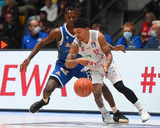 07 11 2021, xhbx, Basketball BBL Bundesliga, Frankfurt Skyliners Brose Bamberg emspor, v l Brancou Badio Fraport Skyliners Frankfurt , Justin Robinson Brose Baskets Bamberg DFL DFB REGULATIONS PROHIBIT ANY USE OF PHOTOGRAPHS as IMAGE SEQUENCES and or QUASI VIDEO Frankfurt am Main