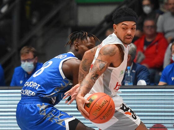 07 11 2021, xhbx, Basketball BBL Bundesliga, Frankfurt Skyliners Brose Bamberg emspor, v l Brancou Badio Fraport Skyliners Frankfurt , Justin Robinson Brose Baskets Bamberg DFL DFB REGULATIONS PROHIBIT ANY USE OF PHOTOGRAPHS as IMAGE SEQUENCES and or QUASI VIDEO Frankfurt am Main