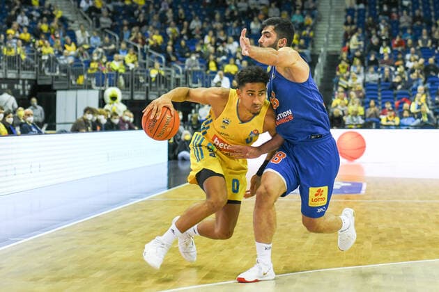 07 11 2021, xlakx, Basketball BBL, Alba Berlin SYNTAINICS MBC emspor, v l Maodo Lo Alba Berlin No 0 ,Behnam Yakhchali Syntainics MBC No 88 Berlin.