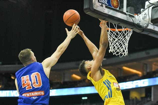 07 11 2021, xlakx, Basketball BBL, Alba Berlin SYNTAINICS MBC emspor, v l Jakub Garbacz Syntainics MBC No 40 ,Oscar Da Silva Alba Berlin No 1 Berlin