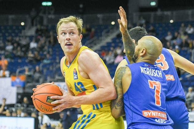 07 11 2021, xlakx, Basketball BBL, Alba Berlin SYNTAINICS MBC emspor, v l Luke Sikma Alba Berlin No 43 ,Sergio Kerusch Syntainics MBC No 7 Berlin