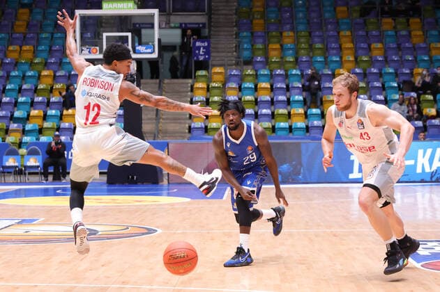 Fraport Skyliners brose Bamberg, easyCredit BBL pass by Will Cherry Fraport Skyliners, 29 , between Justin Robinson brose Bamberg, 12 and b43 through basketball match of easyCredit BBL between Fraport Skyliners and brose Bamberg on 7 November 2021 at Fraport Arena in Frankfurt am Main , Frankfurt am Main Hesse Germany Fraport Arena