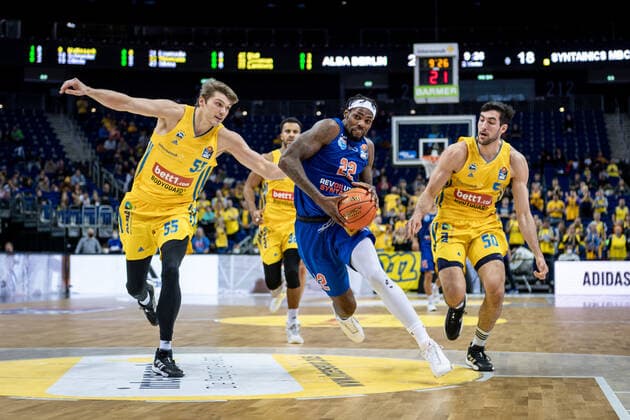 Basketball Berlin 07 11 2021 Season 2021 2022 EasyCredit BBL 1 Bundesliga Alba Berlin Syntainics MBC Weißenfels Chris Coffey MBC, No 22 Javel Zoosman Alba Berlin, No 50 Ben Lammers Alba Berlin, No 55