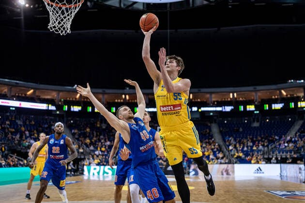 Basketball Berlin 07 11 2021 Season 2021 2022 EasyCredit BBL 1 Bundesliga Alba Berlin Syntainics MBC Weißenfels Ben Lammers Alba Berlin, No 55 Jakub Garbacz