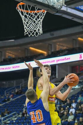 07 11 2021, xlakx, Basketball BBL, Alba Berlin SYNTAINICS MBC emspor, v l Jakub Garbacz Syntainics MBC No 40 ,Ben Lammers Alba Berlin No 55 Berlin