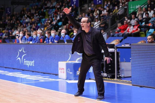 Fraport Skyliners brose Bamberg, easyCredit BBL Head Coach Diego Ocampo Fraport Skyliners Basketball match of the easyCredit BBL between the Fraport Skyliners and brose Bamberg on 7 November 2021 at the Fraport Arena in Frankfurt am Main , Frankfurt am Main Hesse Germany Fraport Arena