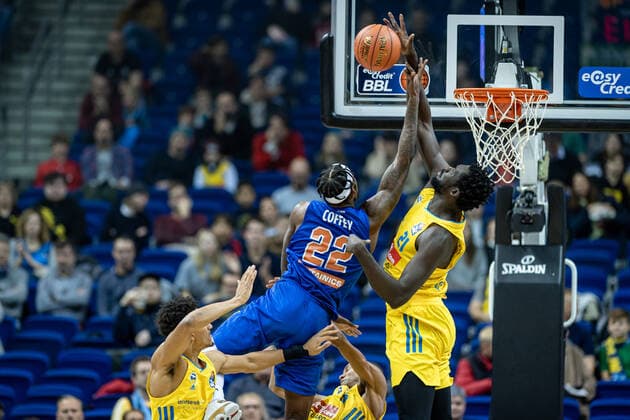 Basketball Berlin 07 11 2021 Season 2021 2022 EasyCredit BBL 1 Bundesliga Alba Berlin Syntainics MBC Weißenfels Christ Koumadje Alba Berlin, No 21 Chris Coffey MBC, No 22