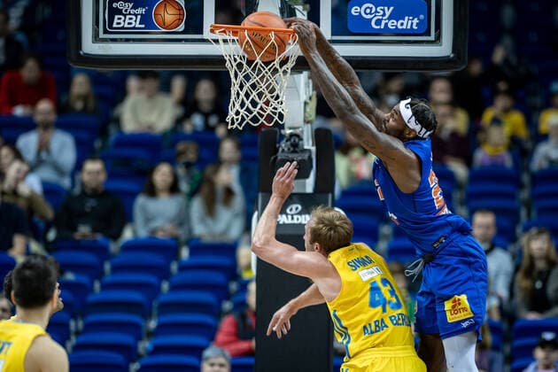 Basketball Berlin 07 11 2021 Season 2021 2022 EasyCredit BBL 1 Bundesliga Alba Berlin Syntainics MBC Weißenfels Chris Coffey MBC, No 22 Luke Sikma Alba Berlin, No 43